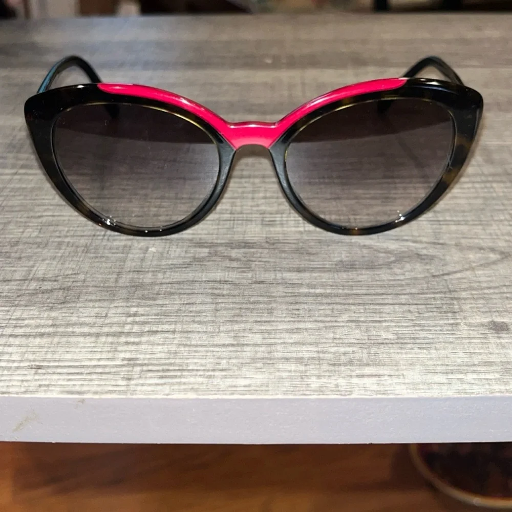 Prada authentic cat eye tortoise shell sunglasses Gradient lenses